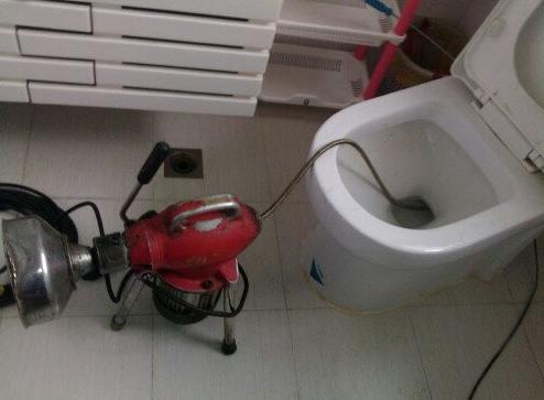 冰箱出现震动异常怎么办？啄木鸟给您完美解决方案